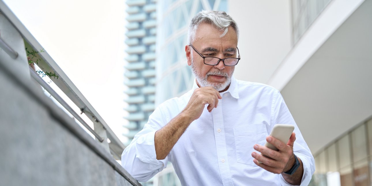 Μεσήλικας επαγγελματίας προσπαθεί να προσαρμοστεί στη νέα εργασιακή πραγματικότητα