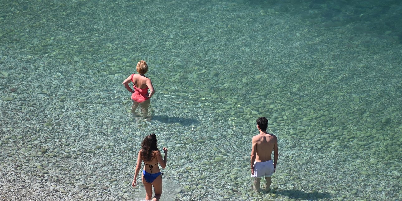 Λουόμενοι ξεχύνονται στις παραλίες