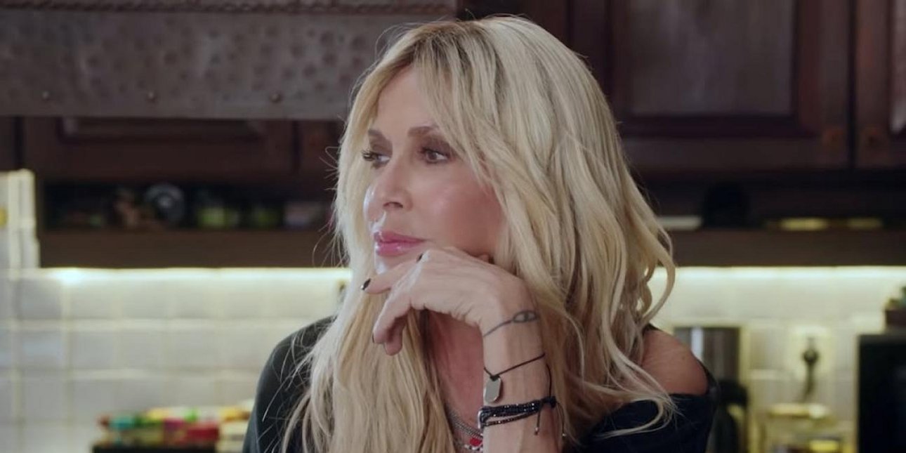 Η Άννα Βίσση με τα προσιτά sneakers που φορά σε δύο χρώματα -Πώς τα συνδύασε σε δύο looks