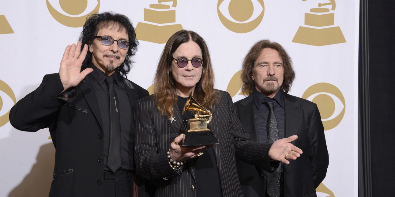 Τρία από τα μέλη των Black Sabbath, Τόνι Αϊόμι, Όζι Όσμπορν και Γκίζερ Μπάτλερ με το βραβείο Grammy που κατέκτησαν το 2014