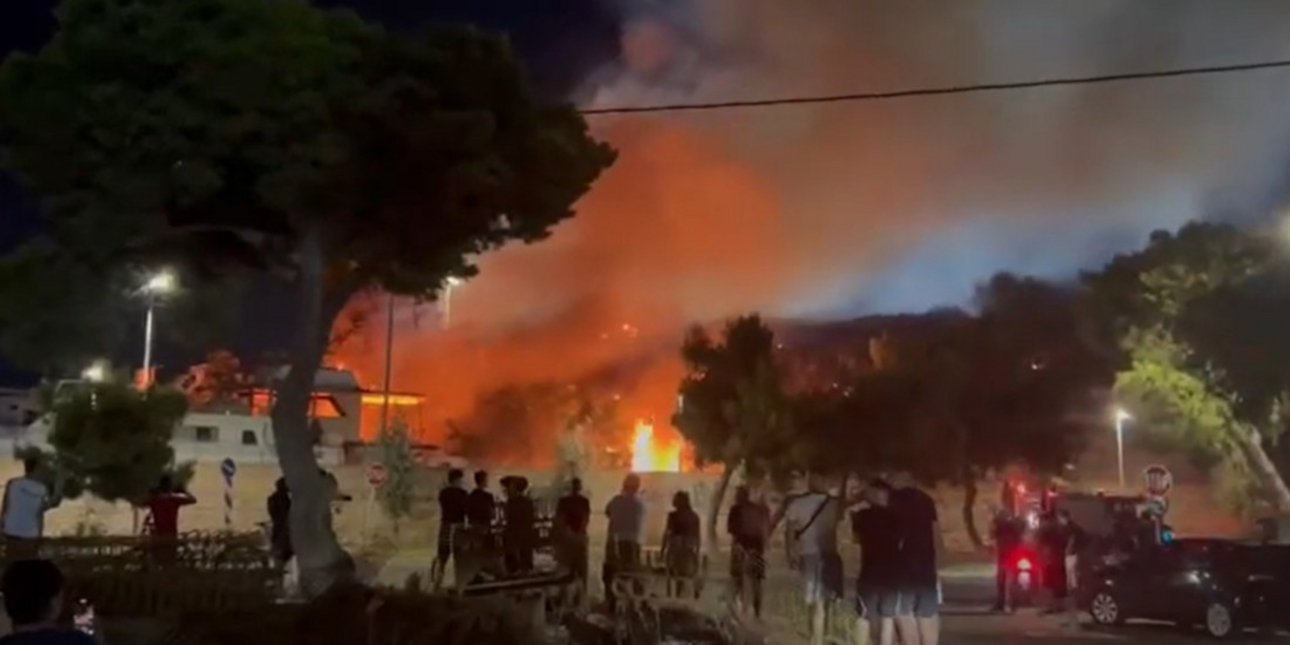 Φωτιά σε υπαίθριο χώρο με σκάφη στη Γλυφάδα