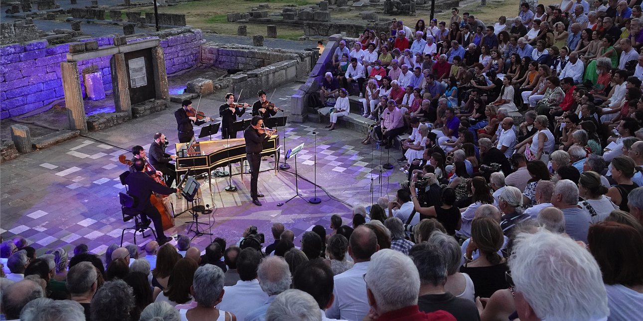 Στιγμιότυπο από τη συναυλία του Λεωνίδα Καβάκου στην Αρχαία Μεσσήνη