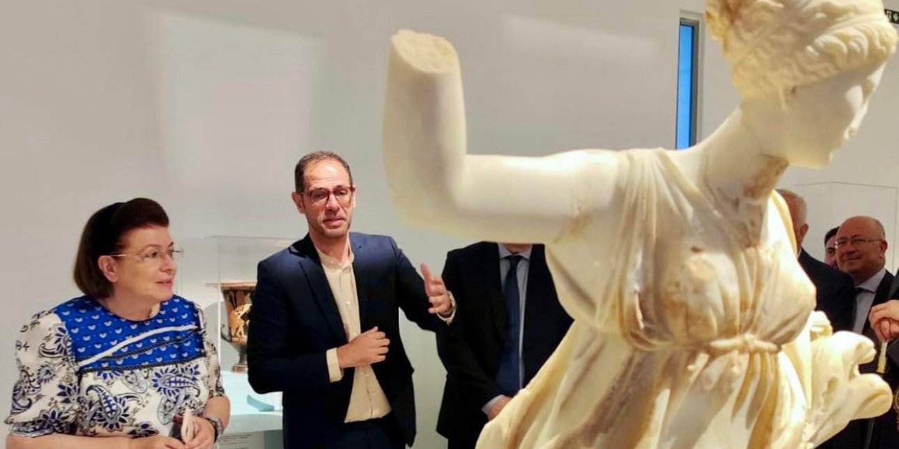 Η υπουργός Πολιτισμού, Λίνα Μενδώνη, εγκαινίασε το πλήρως ανακαινισμένο Αρχαιολογικό Μουσείο Θήρας