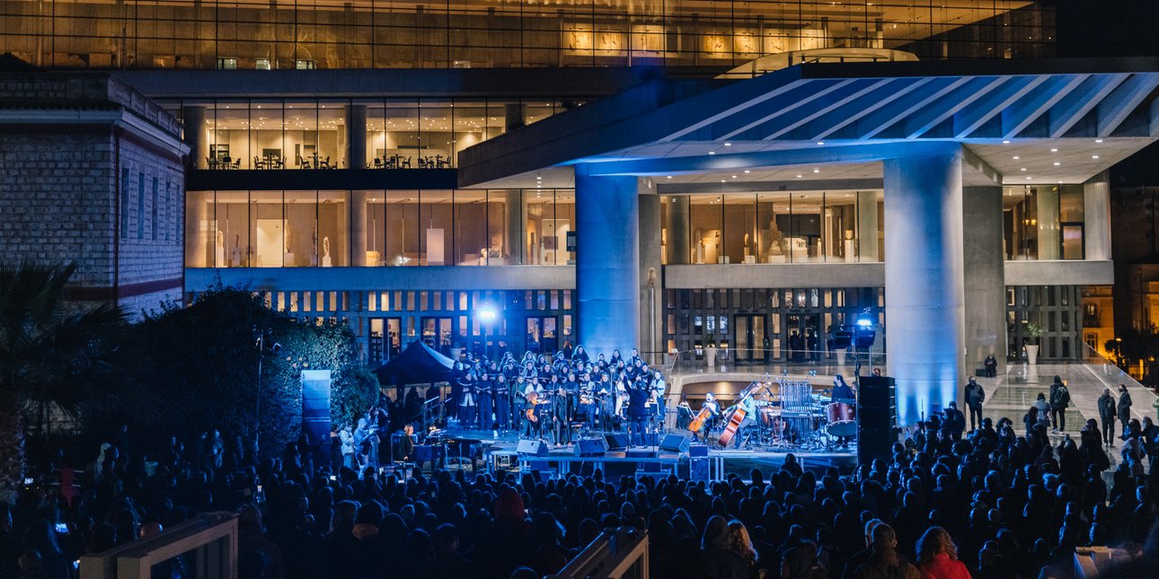 Στιγμιότυπο μουσικής εκδήλωσης στο προαύλιο του Μουσείου Ακρόπολης