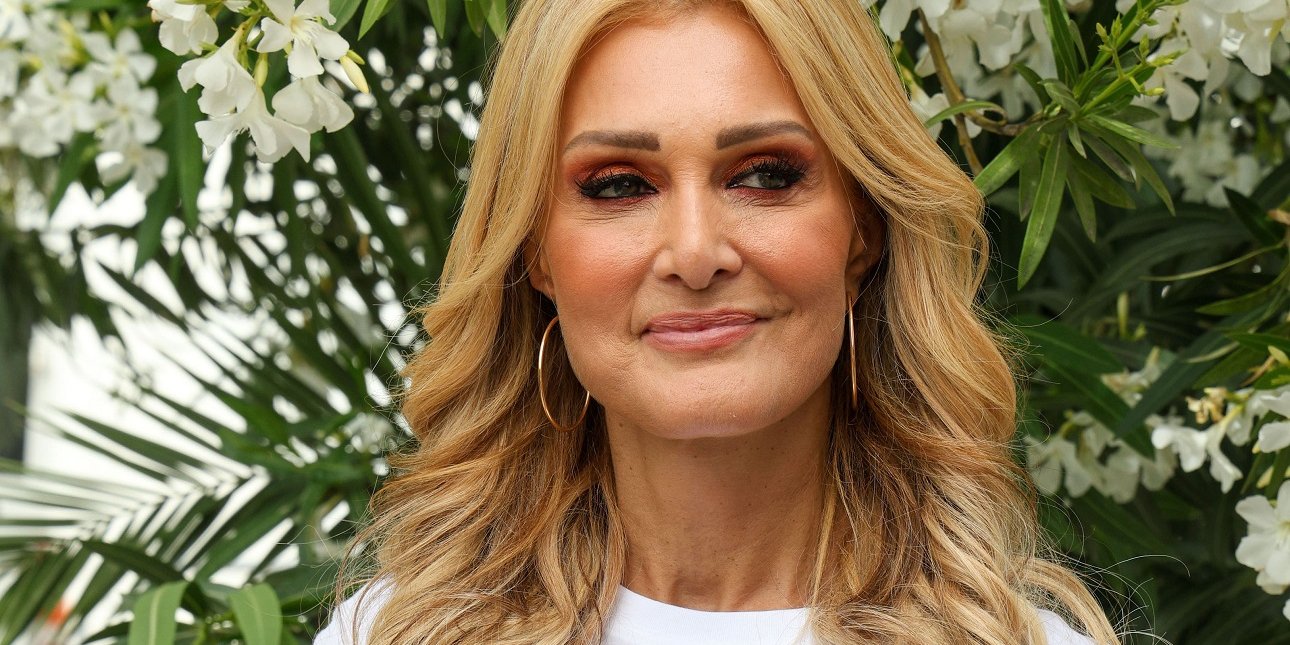 Η Νατάσα Θεοδωρίδου φόρεσε το τζιν από τα Zara στην ιδανική απόχρωση για το καλοκαίρι -Ανετο και οικονομικό