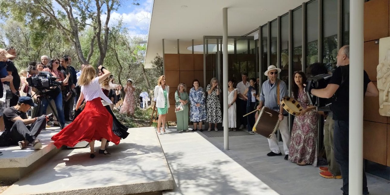 Αποδόθηκε σήμερα στο κοινό από το Υπουργείο Πολιτισμού, το Νέο Πωλητήριο του αρχαιολογικού χώρου της Ακρόπολης