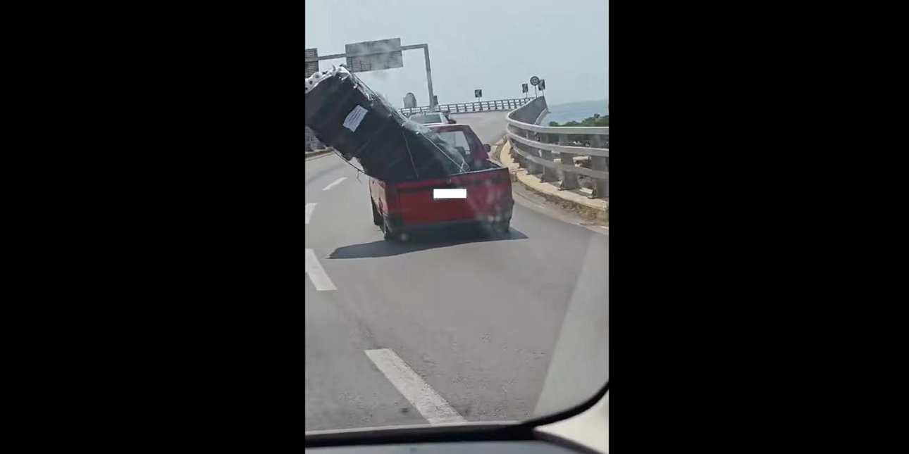 Πτώση εμπορευμάτων από αγροτικό στην Παραλιακή 