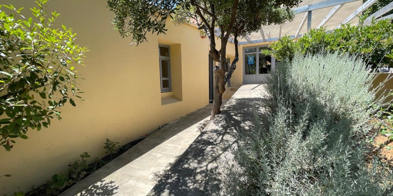 Η είσοδος της οικίας Θεοδωράκη στον Γαλατά.