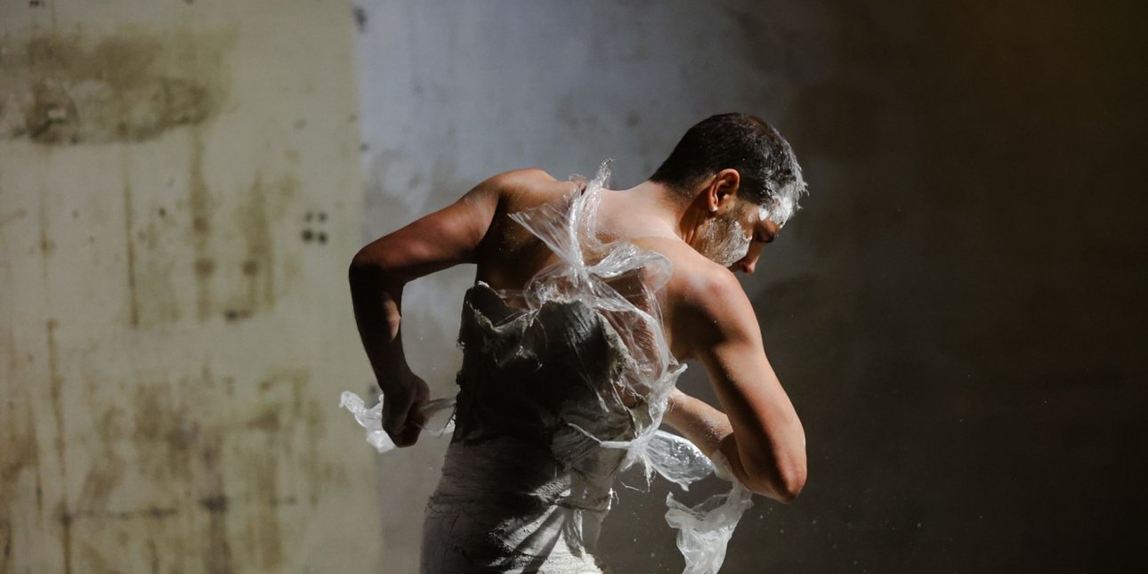 . To Cambio(a) είναι μια χορευτική performance, που δημιουργήθηκε μέσα από την ανάγκη να μιλήσουμε για τη διαδικασία της αλλαγής