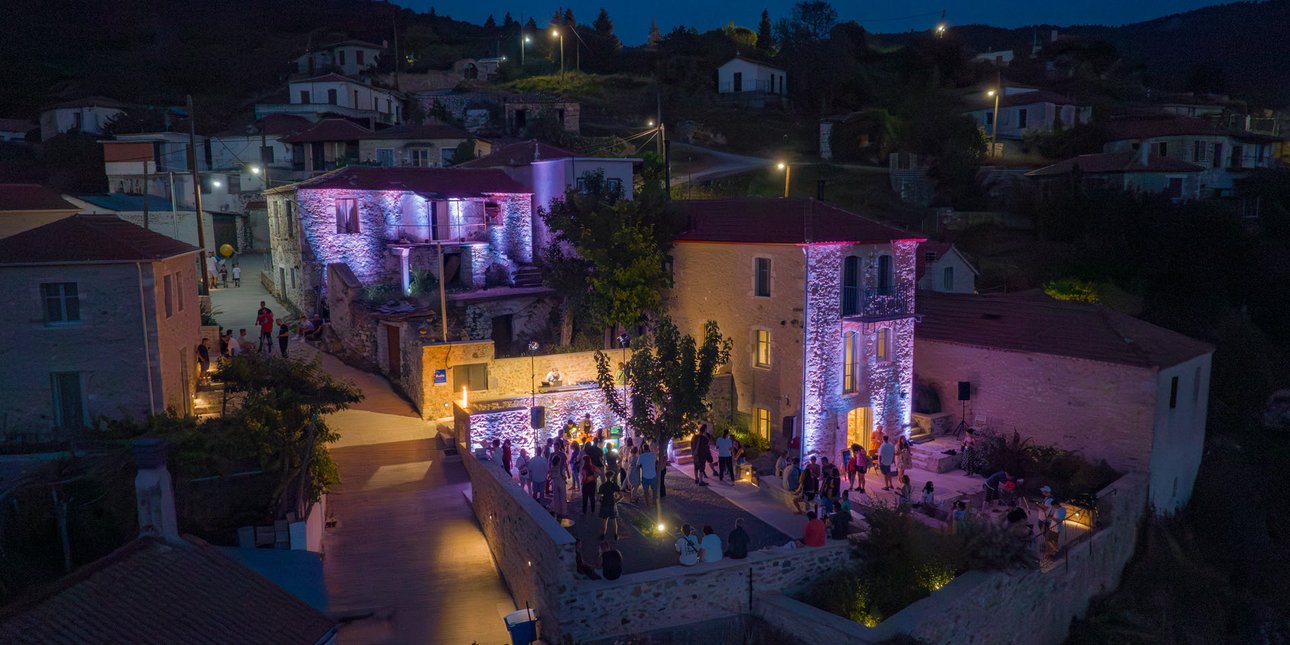 Η Vamvakou Revival διοργανώνει εκδηλώσεις όπως μουσική, θέατρο, παιχνίδι, βόλτες και ένα camp για εφήβους