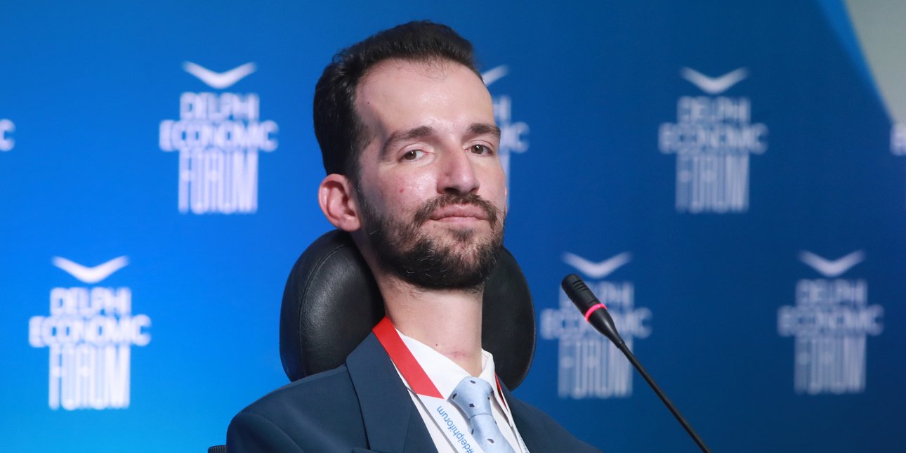 Στο νοσοκομείο ο Στέλιος Κυμπουρόπουλος: Κάταγμα στο γόνατο μετά από πτώση από το αμαξίδιό του