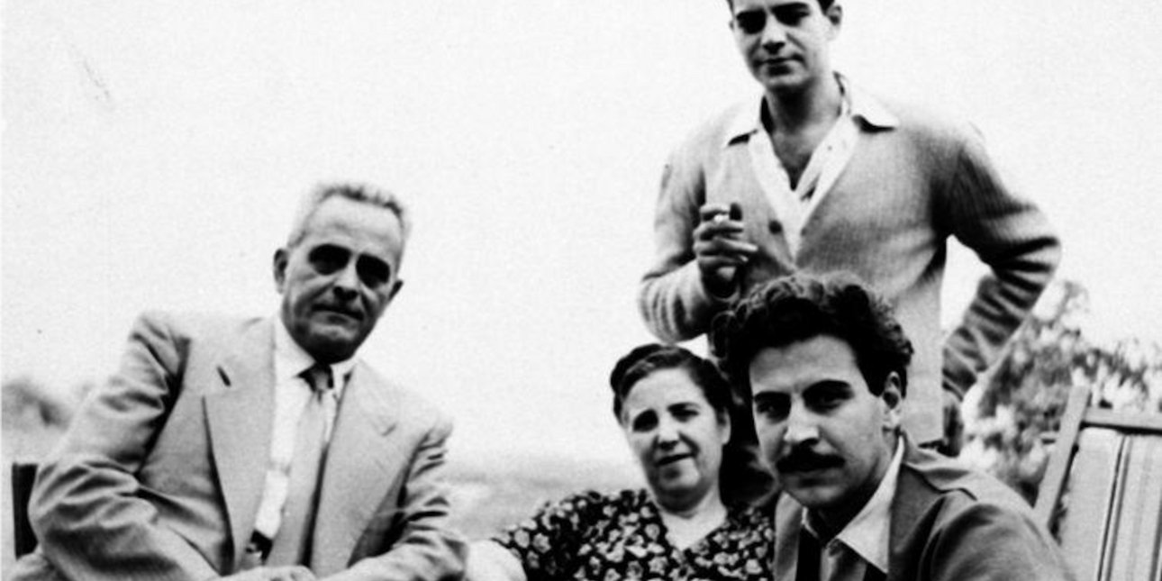 O Μίκης και ο Γιάννης Θεοδωράκης με τους γονείς τους στην οικεία τους στα Χανιά