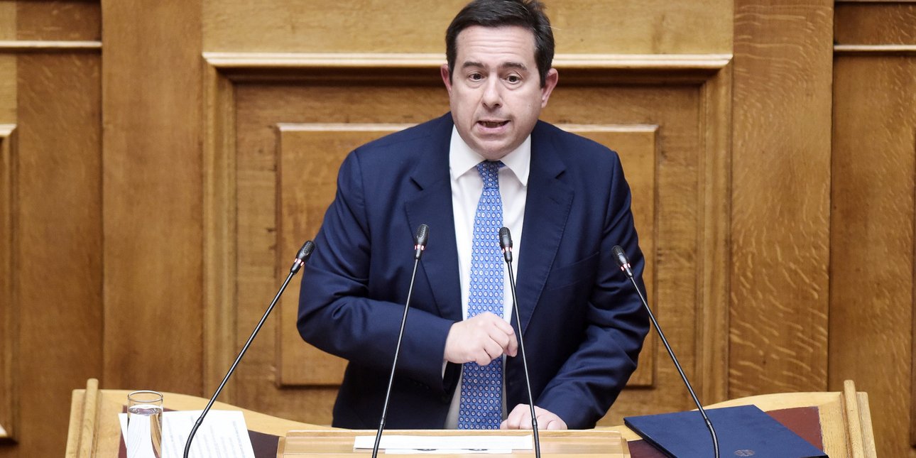 Μηταράκης για γονείς ίδιου φύλου σε σχολικά βιβλία: Διαφωνώ, αμφισβητείται η παραδοσιακή οικογένεια -Πρέπει να επανεξεταστούν