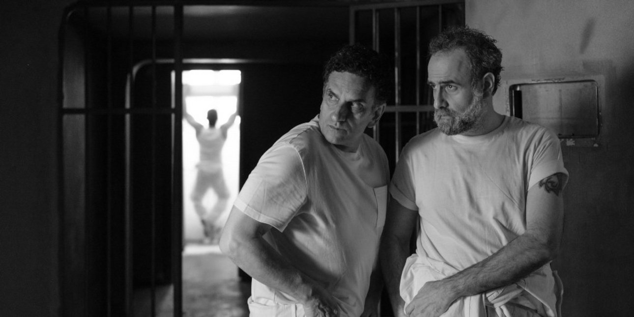 Ο Νίκος Ψαράς κοιταει πλαγια