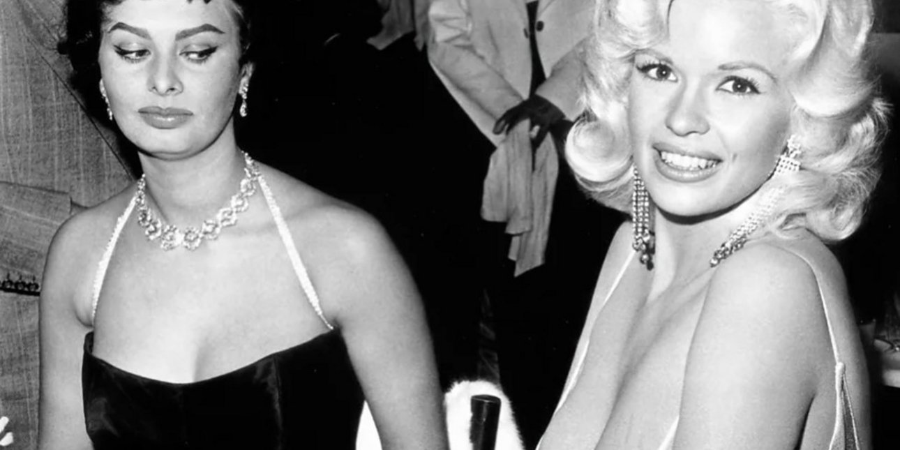 Η Sophia Loren ρίχνει ένα διακριτικά επικριτικό (;) βλέμμα στο πληθωρικό ντεκολτέ της Jayne Mansfield / GETTY