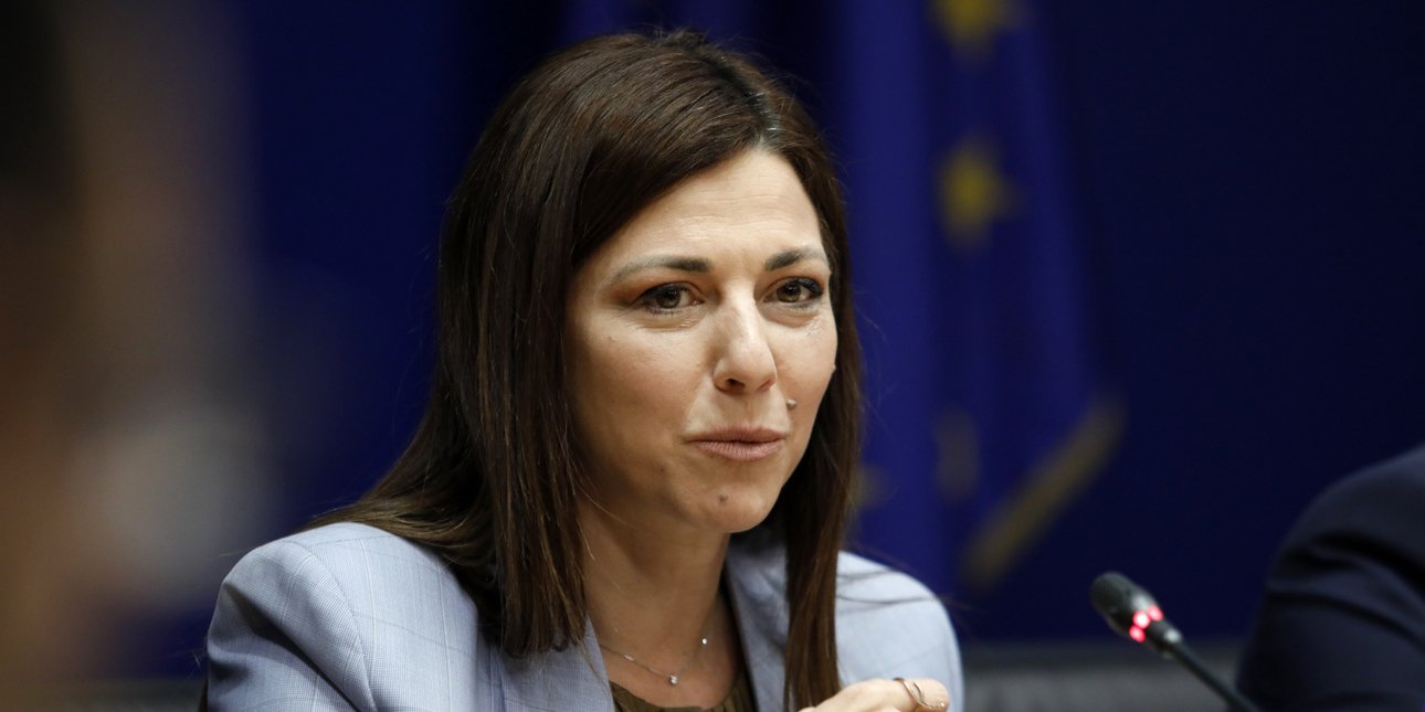 Ζαχαράκη: Η Ελλάδα πρωτοπορεί και θέτει αυστηρό πλαίσιο ηθικής και δεοντολογίας για τη χρήση ΑΙ στα σχολεία