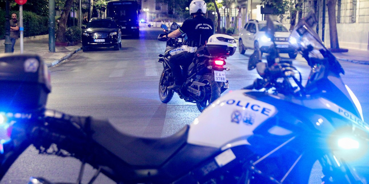 Χειροπέδες σε πέντε νεαρούς μετά από καταδιώξεις στην Αττική - Ανήλικος πήγε να παρασύρει αστυνομικούς
