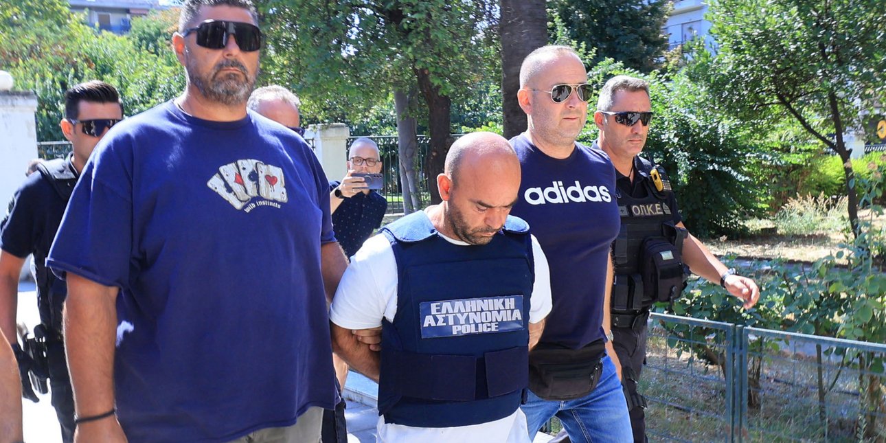 Ο συζυγοκτόνος του Βόλου οδηγείται στον εισαγγελέα