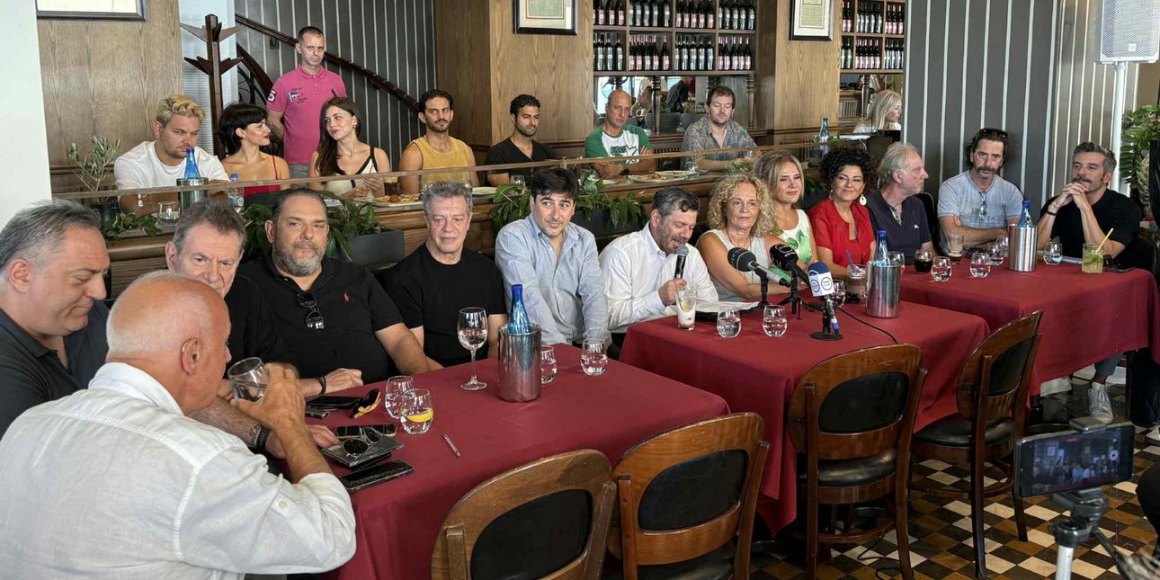 Τα αδέλφια Διονυσίου στη παρουσίαση της παράστασης για τον πατέρα τους Στράτο Διονυσίου