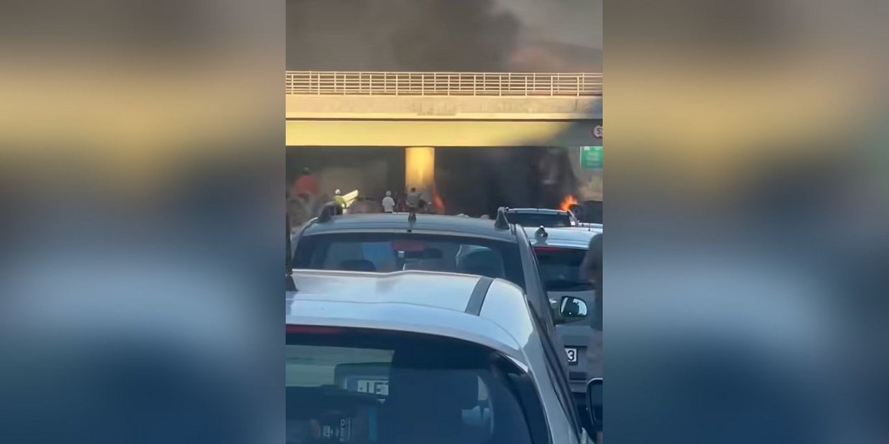 Νταλίκα τυλίχθηκε στις φλόγες μετά από ανατροπή στην Αθηνών-Κορίνθου