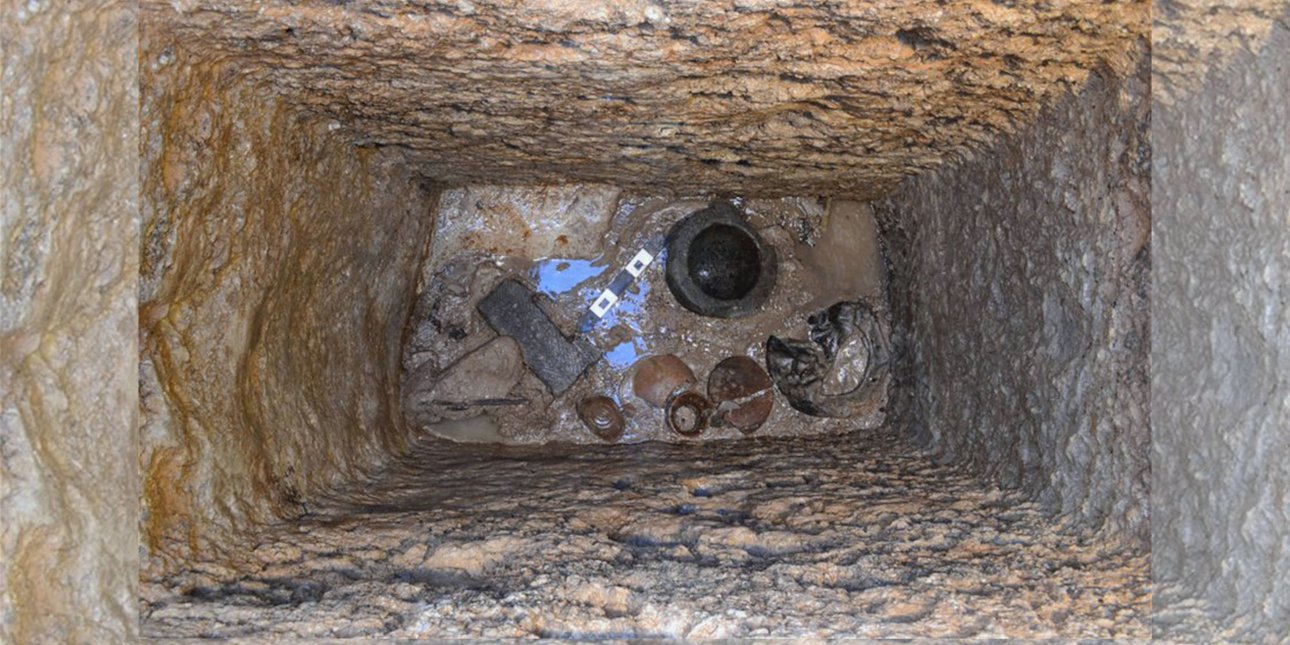 tο ανασκαφικό έργο που υλοποιήθηκε στον Πειραιά και σε όμορους Δήμους, στο πλαίσιο δύο μεγάλων δημόσιων συγκοινωνιακών έργων, του μετρό και του τραμ