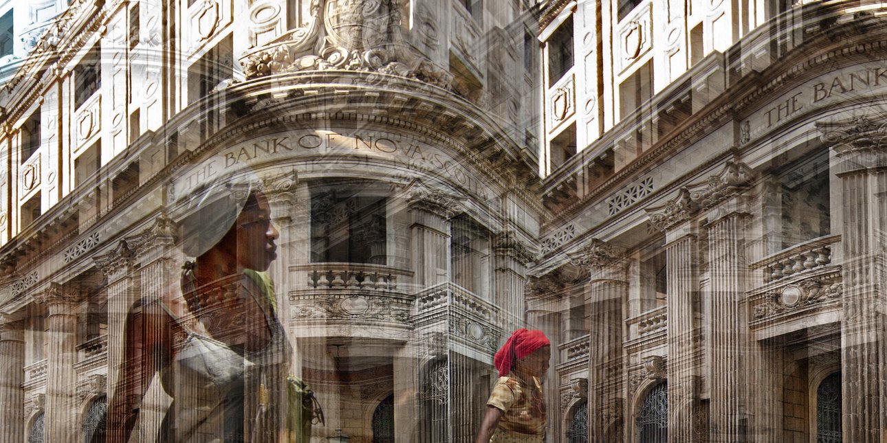 γυναικα περπαταει νεοκλασσικο