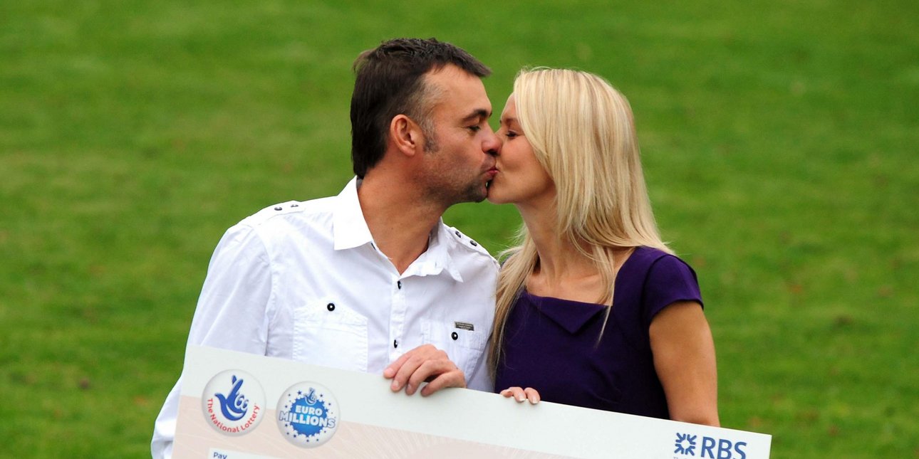 Ο Γκάρεθ και η Κάθριν Μπουλ, γιορτάζουν αφού κέρδισαν το τζακ ποτ των 40.627.241 λιρών στη λοταρία EuroMillions