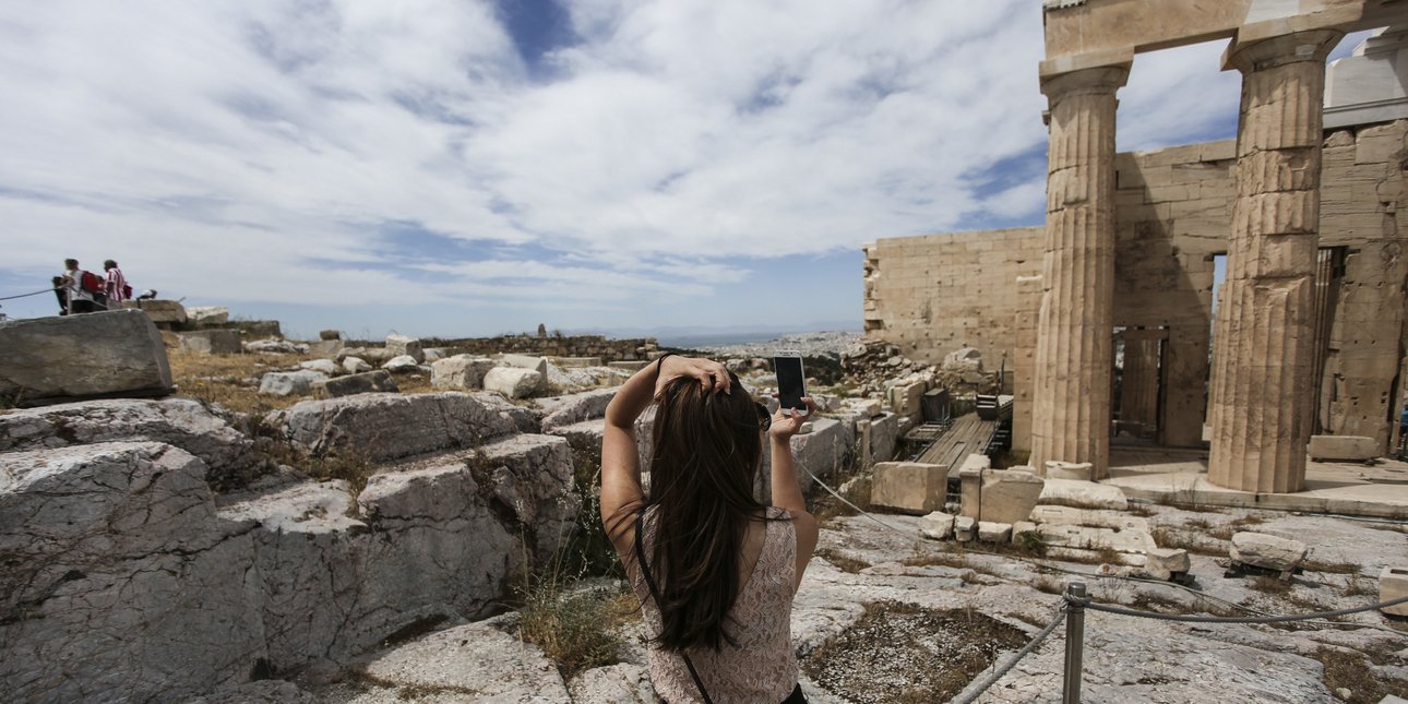 γυναικα φωτογραφιζει στην ακροπολη