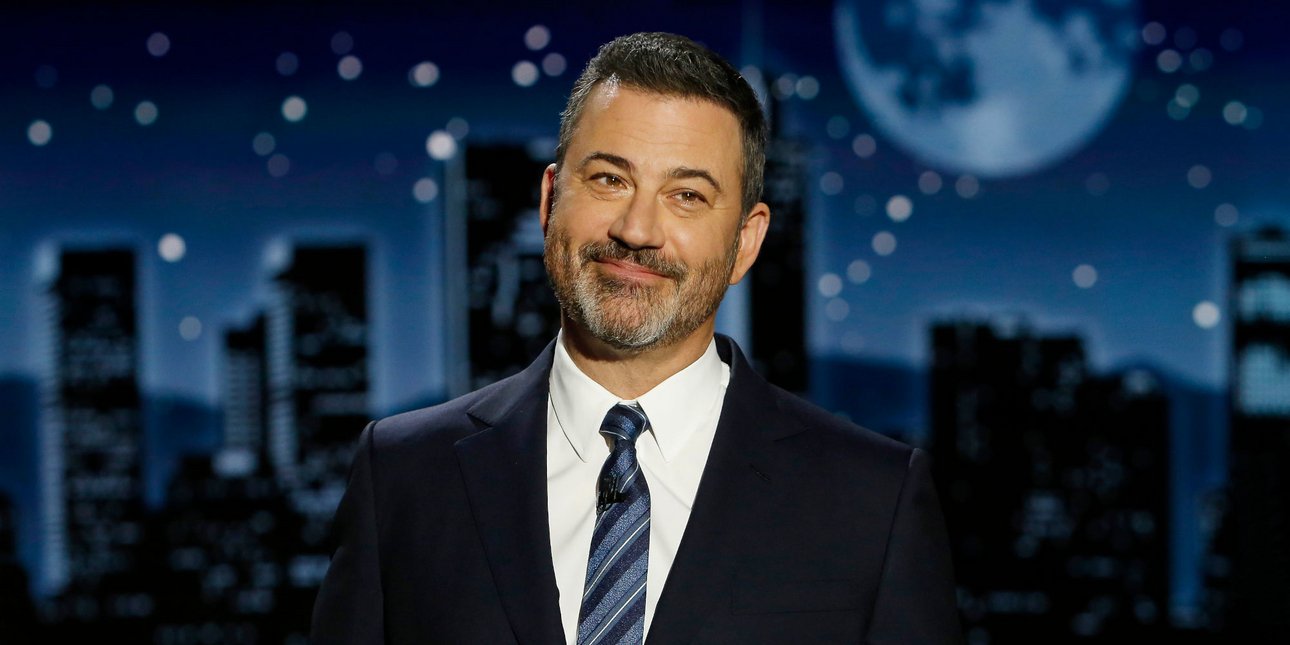 Ο Τζίμι Κίμελ επιμένει στο αστείο του για τη «μέλλουσα χήρα» Μελάνια: «Αναφερόμουν στη διαφορά ηλικίας» με τον Τραμπ, λέει