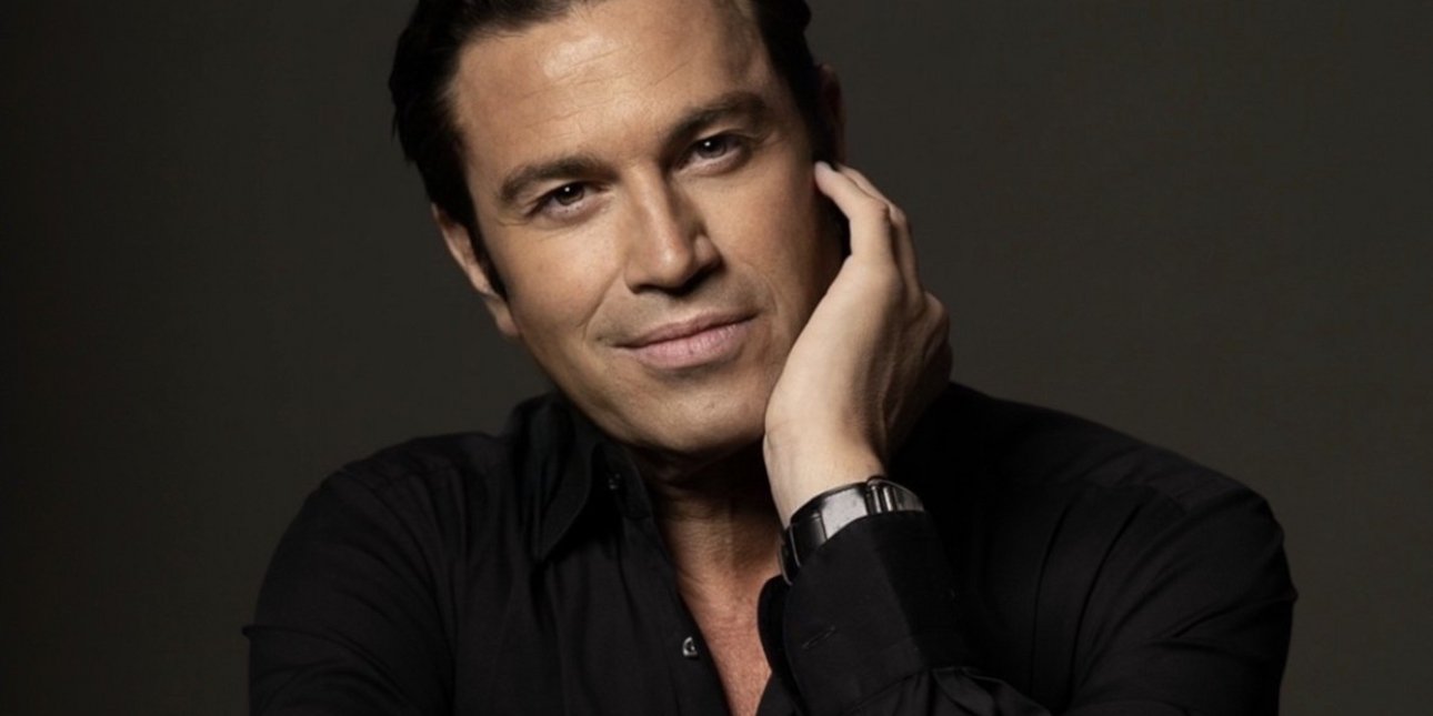 Μαριος Φραγκούλης μαυρο πουκαμισο