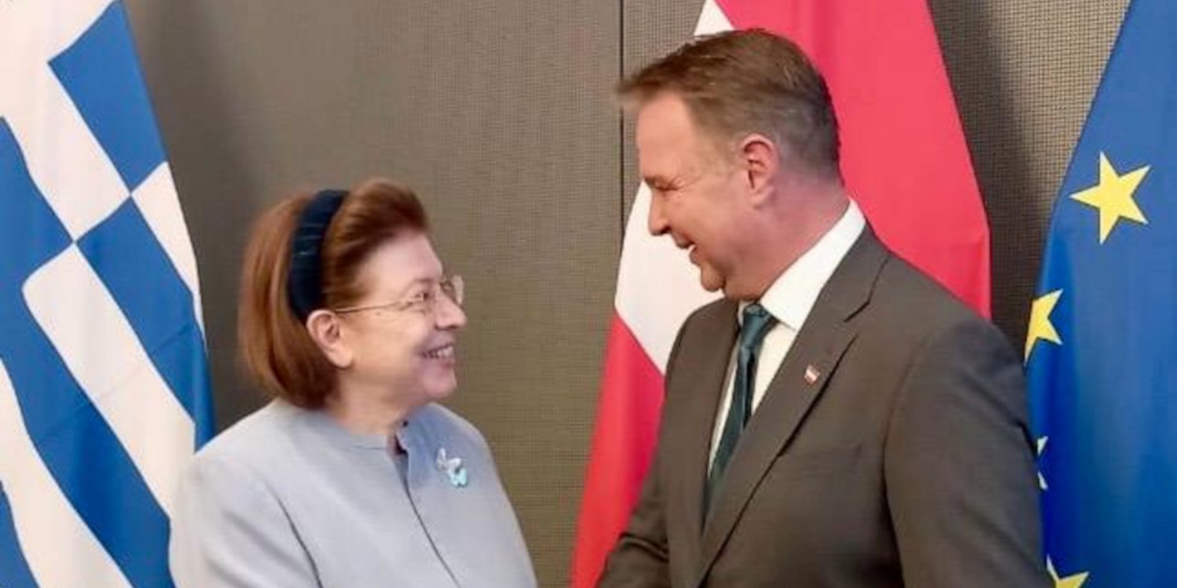 Η Λίνα Μενδώνη με τον Αντικαγκελάριο και Υπουργό Κατοικίας, Τεχνών, Πολιτισμού, Μέσων Ενημέρωσης και Αθλητισμού της Αυστρίας, Andreas Babler