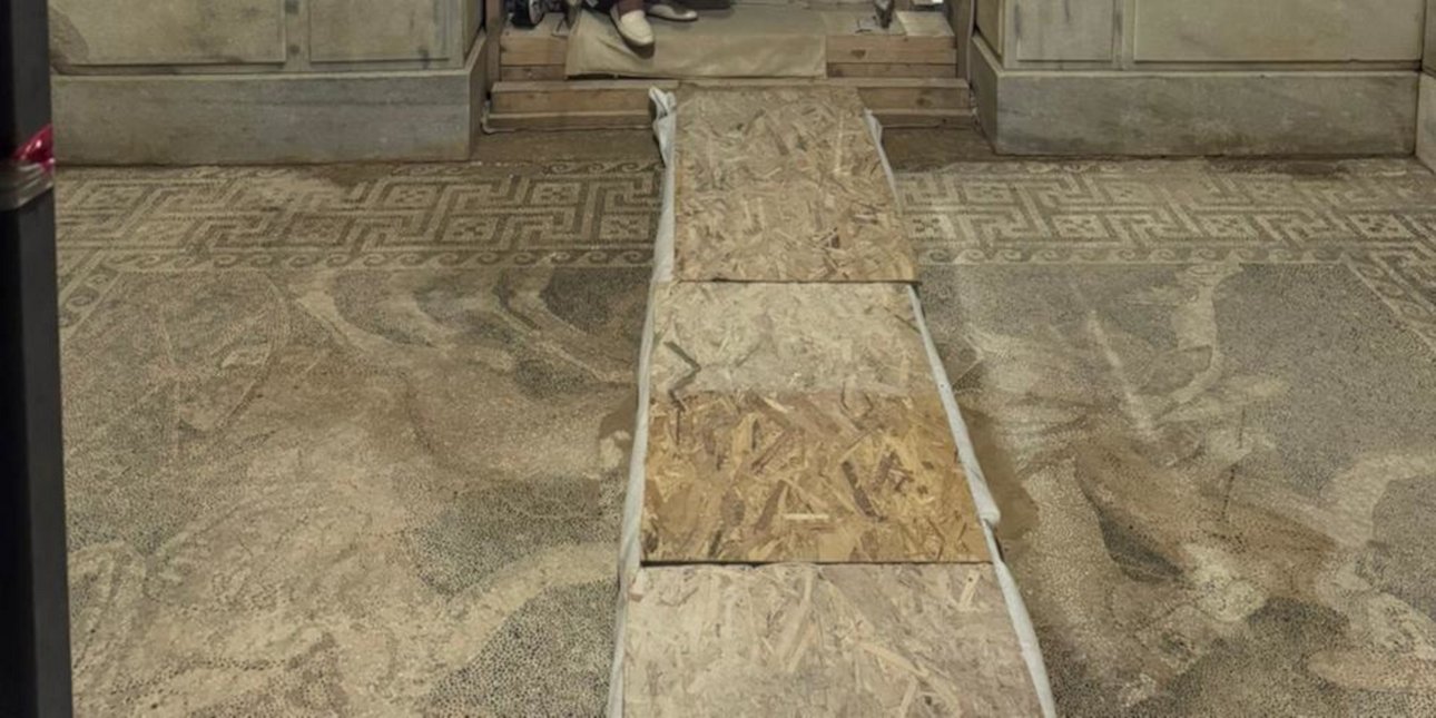  ψηφιδωτό της Αρπαγής της Περσεφόνης, στον Τύμβο Καστά