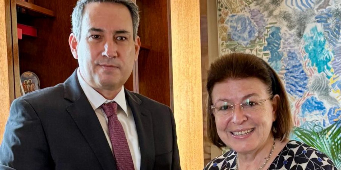 Η Υπουργός Πολιτισμού Λίνα Μενδώνη  με τον Πρέσβη του Περού στην Ελλάδα, Arturo Javier Arciniega Calderon.