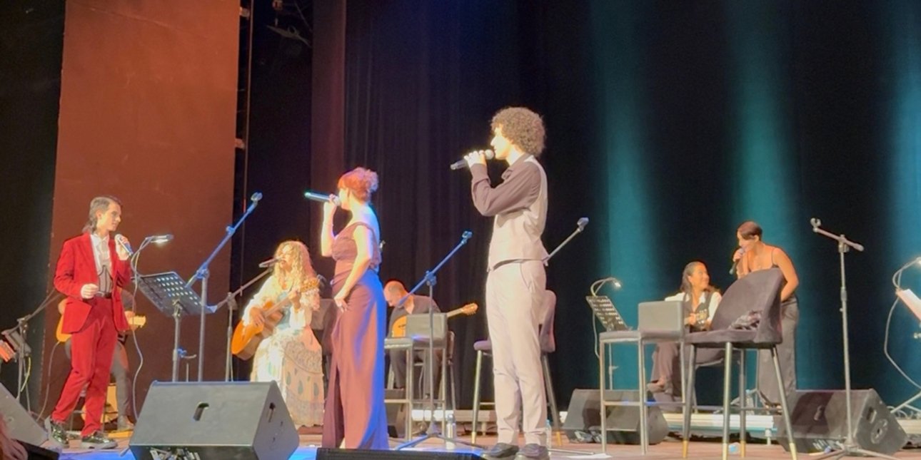 To Θέατρο Παλλάς άνοιξε τις πόρτες του στους μουσικούς του Δρόμου και η σκηνή γέμισε αστέρια