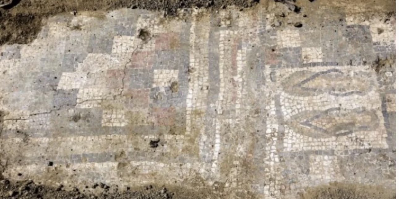 Ένα ψηφιδωτό που προκαλεί αίσθηση: δύο σανδάλια που θα μπορούσαν να περάσουν άνετα για σύγχρονες σαγιονάρες / WIKIPEDIA