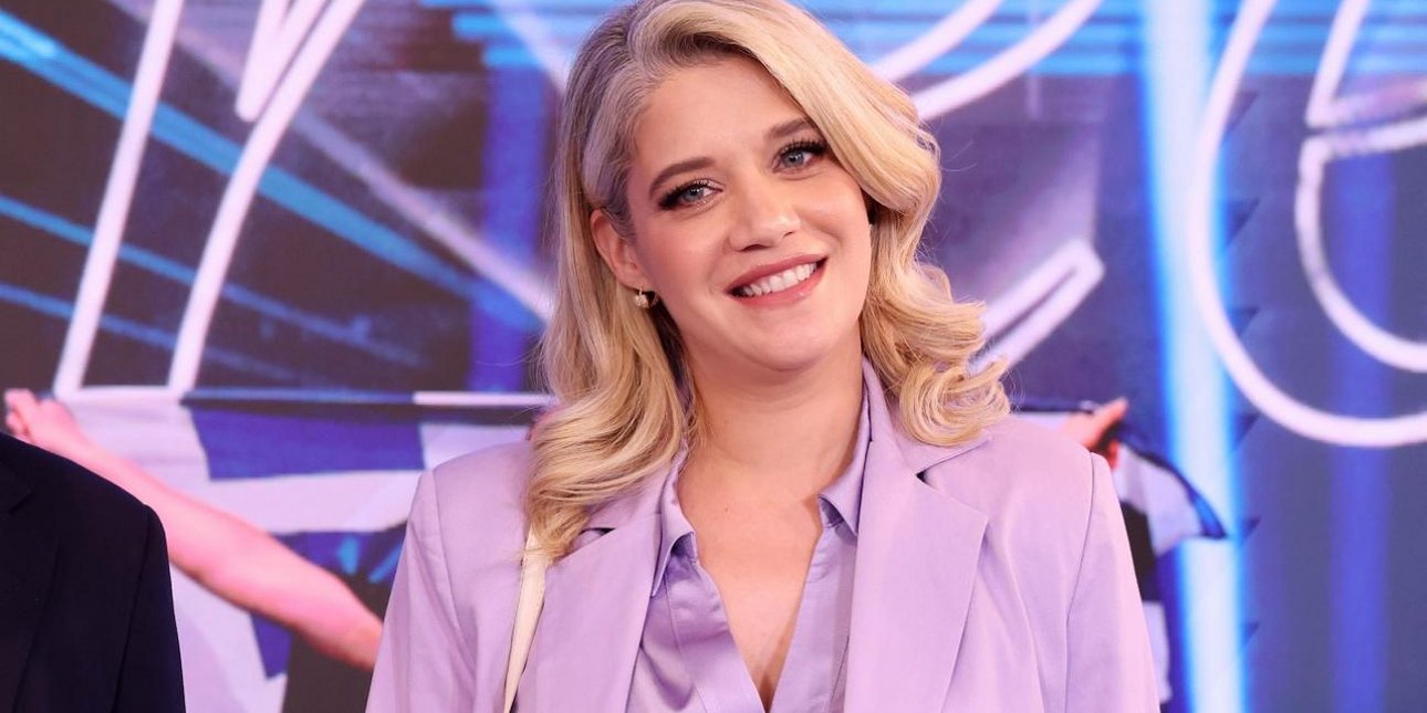 Η Τζένη Θεωνά φωτογραφίζεται λίγο πριν γεννήσει το δεύτερο της παιδί – Η πόζα με μαγιό στον 9ο μήνα