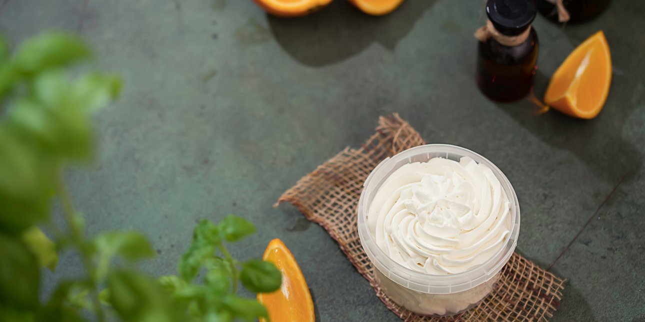 Ενα μπολ σαπούνι σαντιγί 