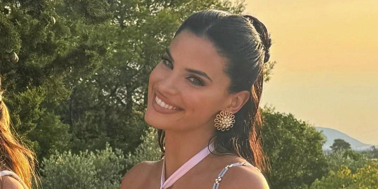 Η Χριστίνα Μπόμπα βρήκε το ιδανικό φόρεμα για φθινοπωρινό γάμο, σε φίνο χρώμα -Η σέξι λεπτομέρεια που το απογείωσε