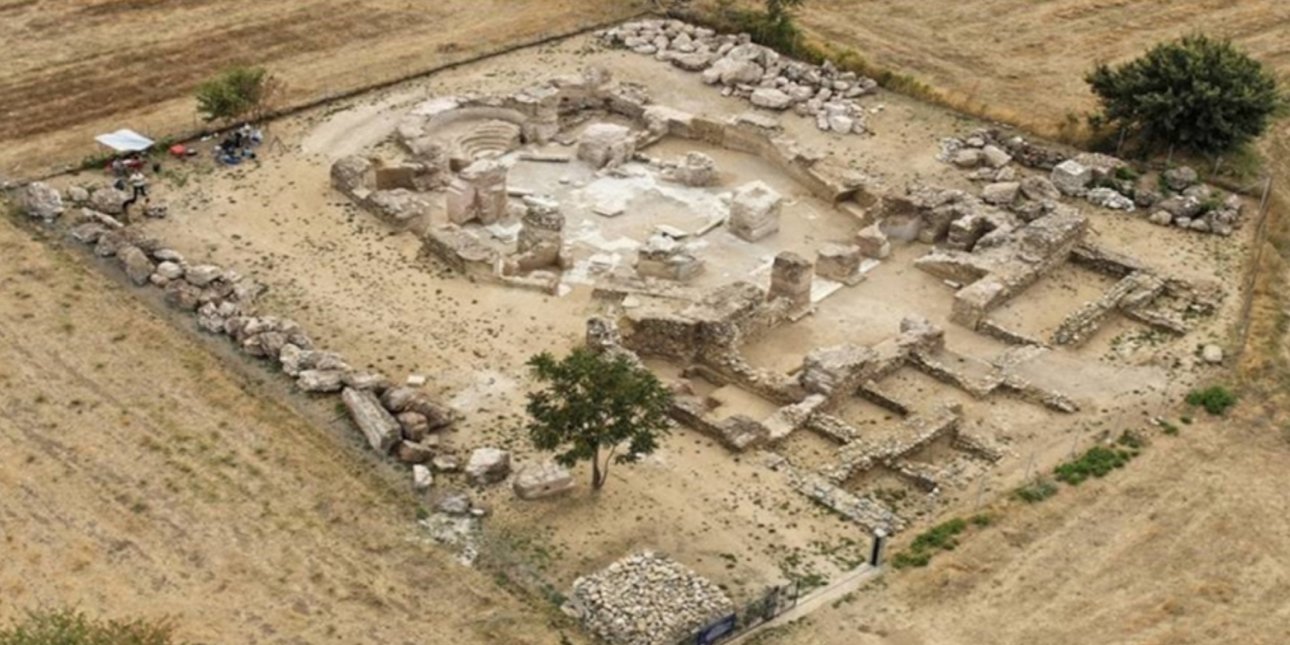 Άποψη του περίκεντρου ναού στη Μαξιμιανούπολη