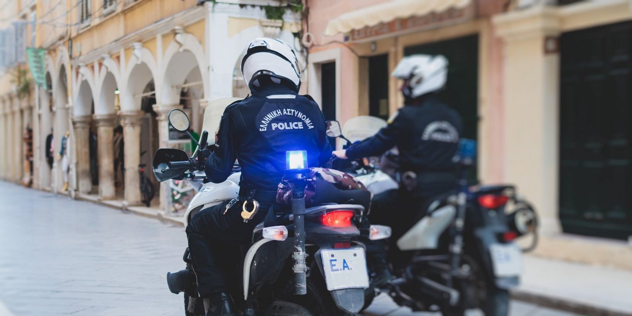 Απίστευτο περιστατικό στην Πάτρα: Προσποιήθηκε τον αστυνομικό και άρπαξε κινητό -Κρύφτηκε σε εκκλησία εν ώρα γάμου