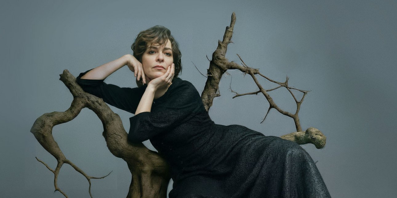 Μαρία Πρωτόπαππα ποζαρει με μαυρο φορεμα