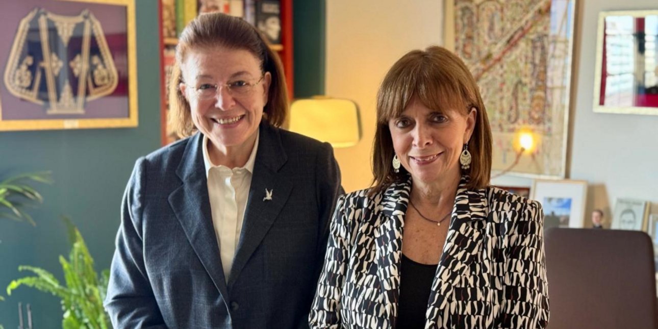 Η Λίνα Μενδώνη με την Κατερίνα Σακελλαροπούλου