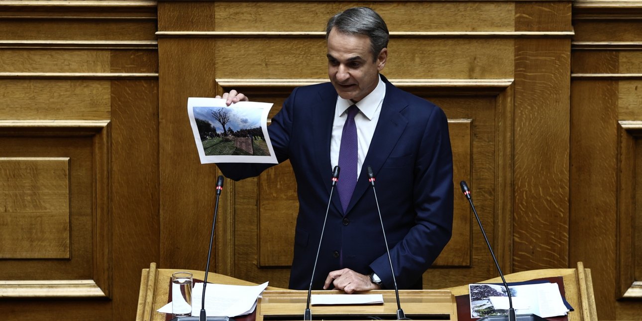 Ο Κυριάκος Μητσοτάκης στη Βουλή δείχνει το μνημείο για τα θύματα των Τεμπών στο Γκάζι