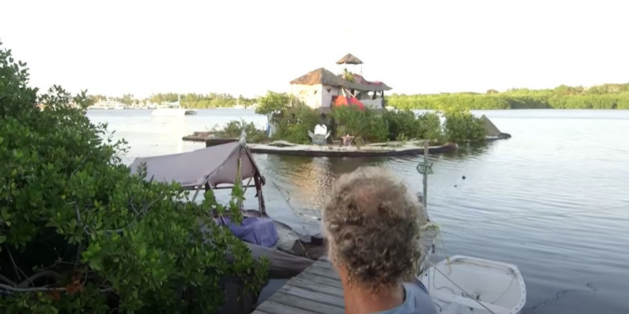 Ο Βρετανός Ρίτσαρντ Σόουα δείχνει με καμάρι το οικολογικό του νησί και σπίτι