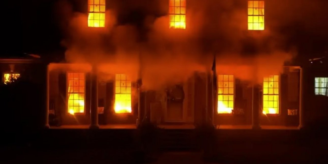 Φλόγες στα παράθυρα, λευκός καπνός κάτω από τη βεράντα, μια ψευδαίσθηση τόσο αληθοφανής που ξεγέλασε δεκάδες αυτόπτες μάρτυρες / FACEBOOK 