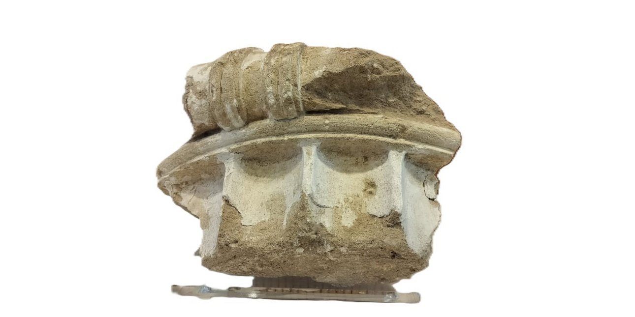 Επαναπατρισθέν θραύσμα κιονοκράνου, προερχόμενο από το Λεωνιδαίον στην Αρχαία Ολυμπία