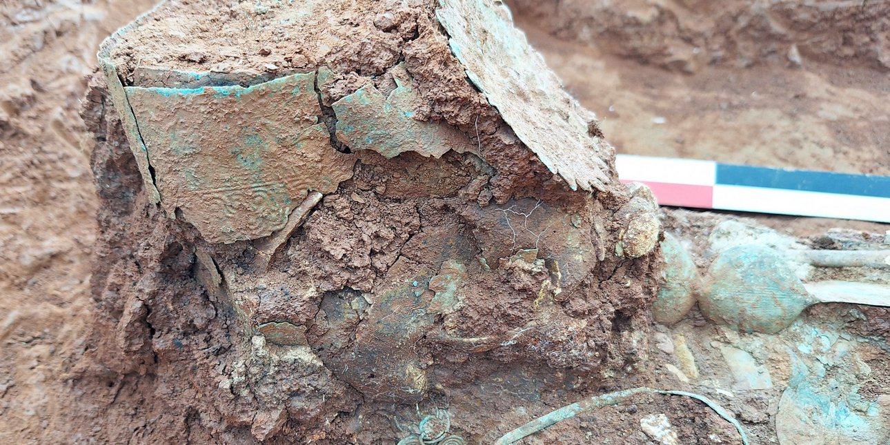 ταφή αρχόντισσας με το ανεστραμμένο διάδημα