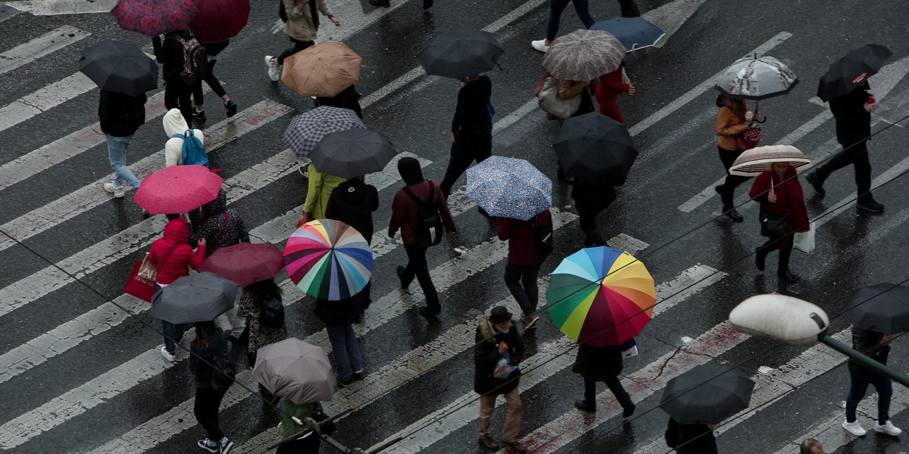 Χρωματιστές ομπρέλες υπό βροχή στην Αθήνα