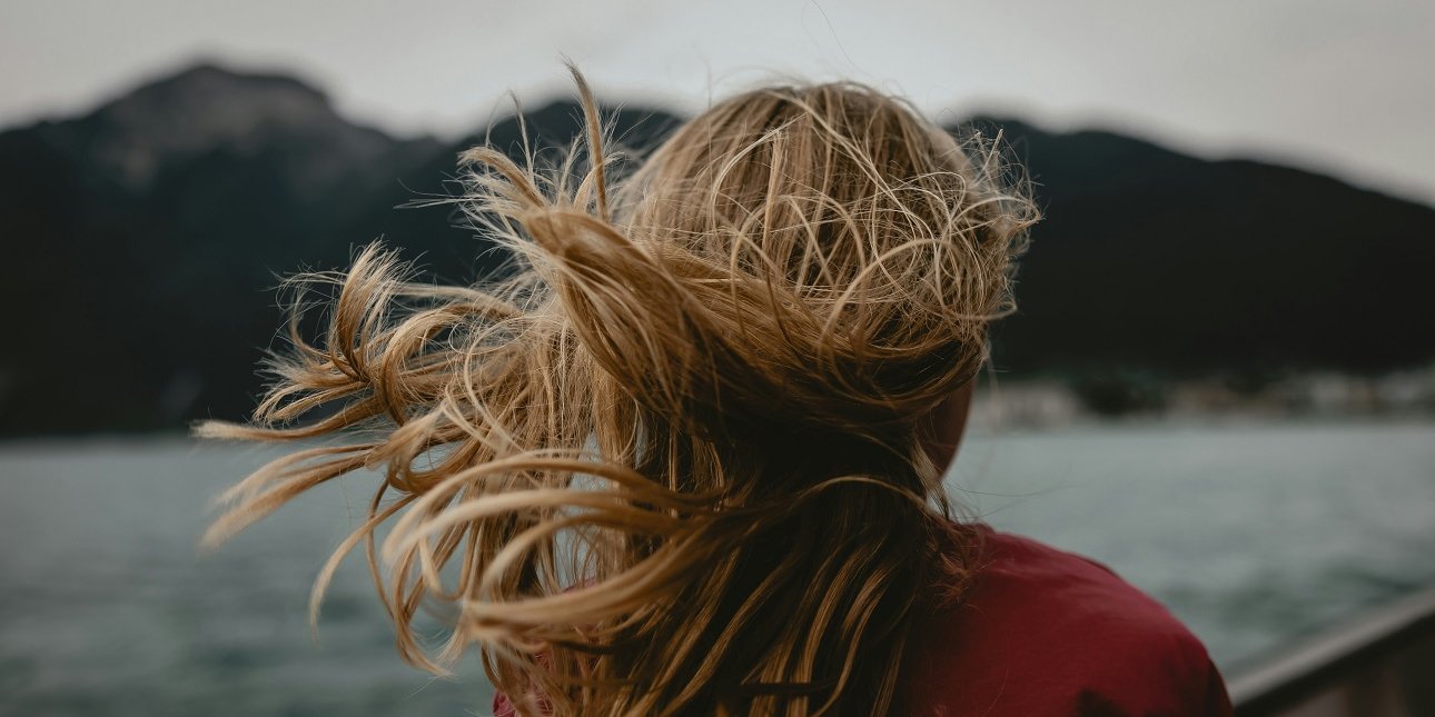 Βροχή και υγρασία; Έτσι θα φτιάξετε τα μαλλιά σας χωρίς φριζάρισμα