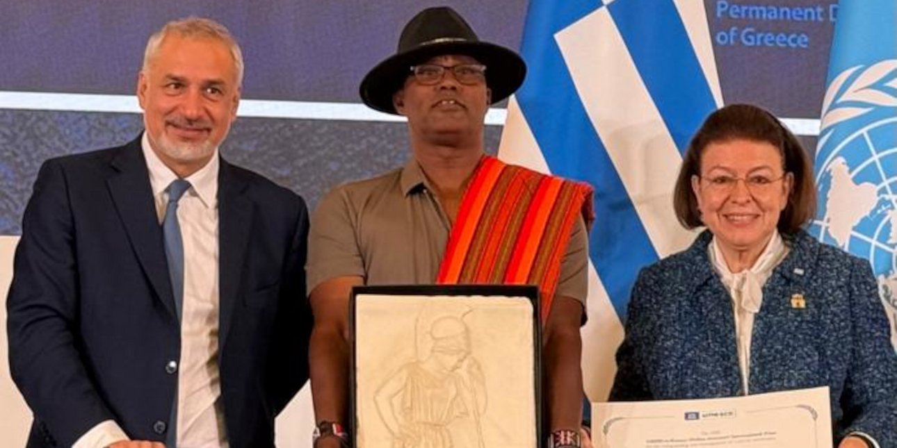 Ο Αναπληρωτής Διευθυντής Πολιτισμού της UNESCO Ερνέστο Οττόνε, ο επικεφαλής της κοινότητας Wazee wa Mazingira και η Υπουργός Λίνα Μενδώνη κατά την τελετής της απονομής